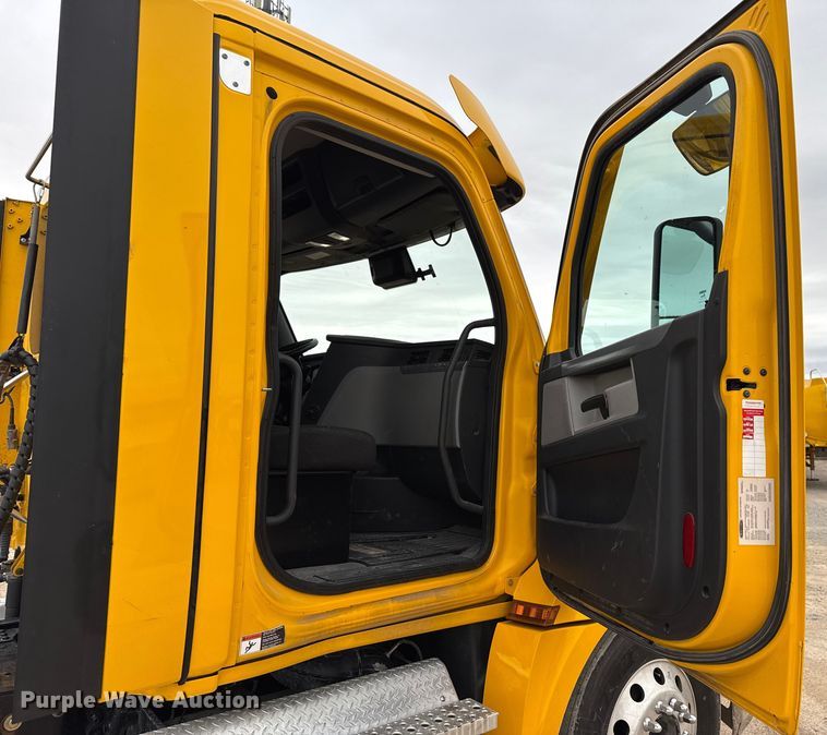 image for item HI9382 2022 Freightliner Cascadia 126 semi truck