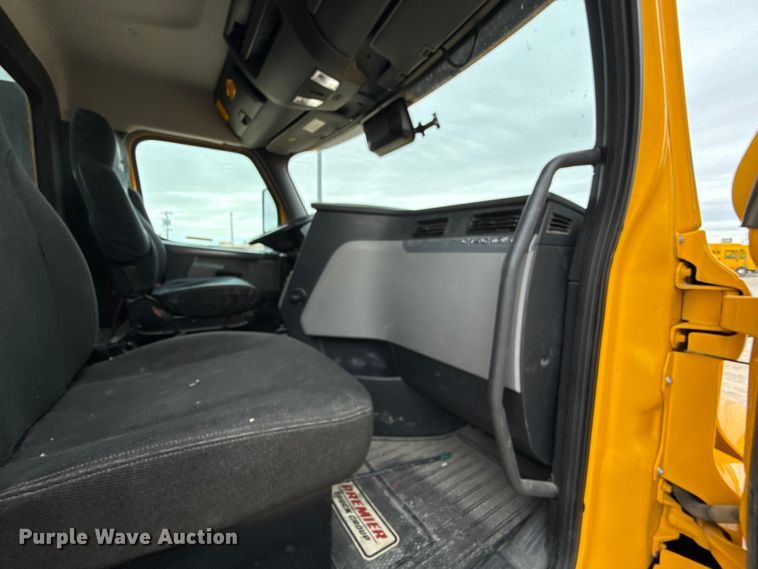 image for item HI9382 2022 Freightliner Cascadia 126 semi truck