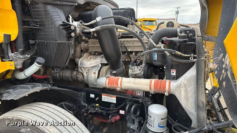 image for item HI9382 2022 Freightliner Cascadia 126 semi truck