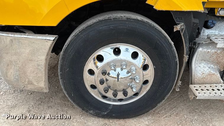 image for item HI9382 2022 Freightliner Cascadia 126 semi truck