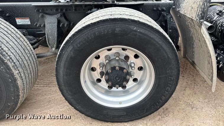 image for item HI9382 2022 Freightliner Cascadia 126 semi truck