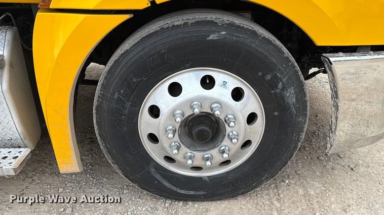 image for item HI9382 2022 Freightliner Cascadia 126 semi truck