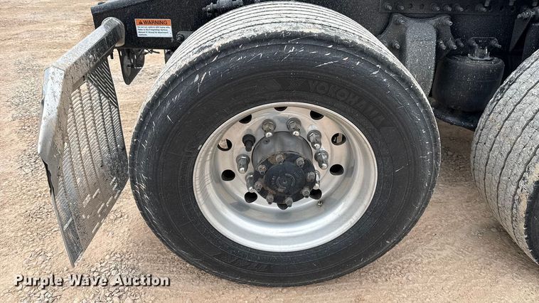 image for item HI9382 2022 Freightliner Cascadia 126 semi truck