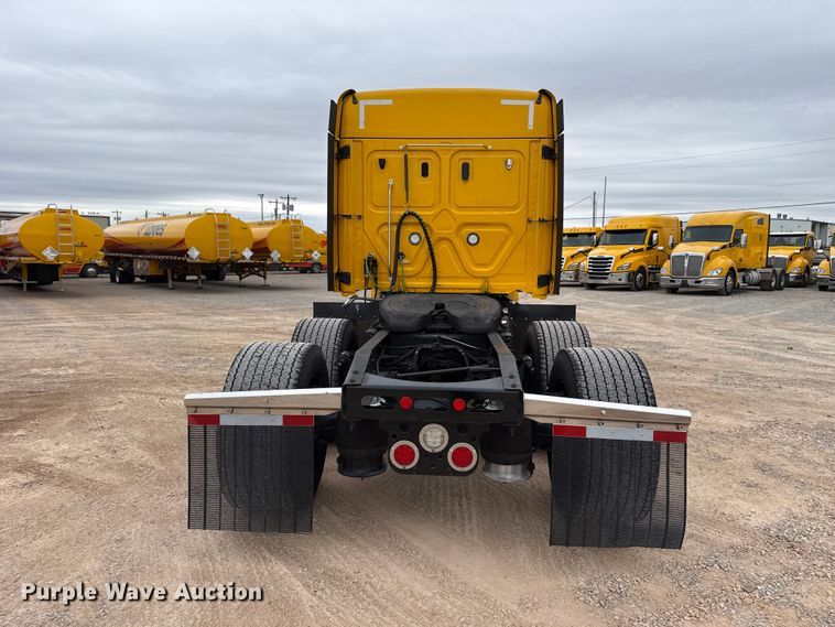 image for item HI9383 2021 Freightliner Cascadia 126 semi truck