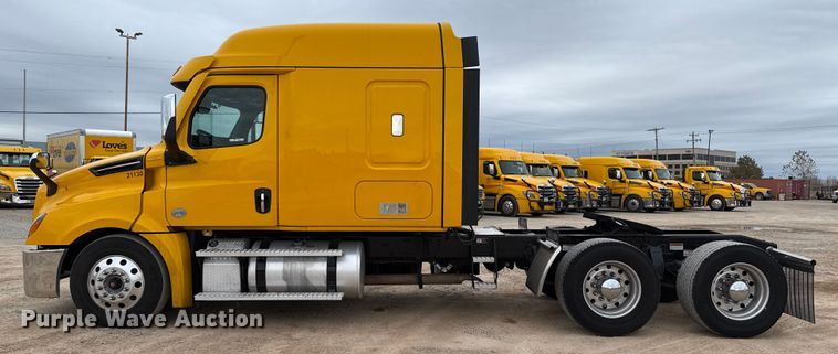 image for item HI9383 2021 Freightliner Cascadia 126 semi truck