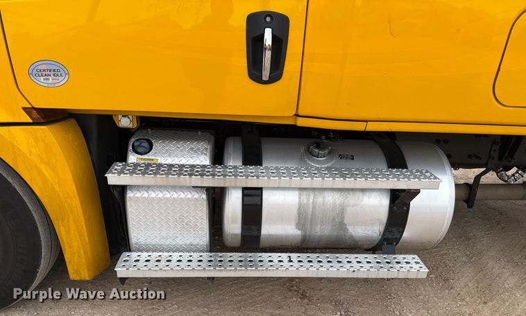 image for item HI9383 2021 Freightliner Cascadia 126 semi truck