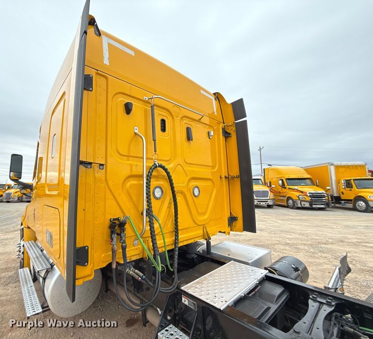 image for item HI9383 2021 Freightliner Cascadia 126 semi truck