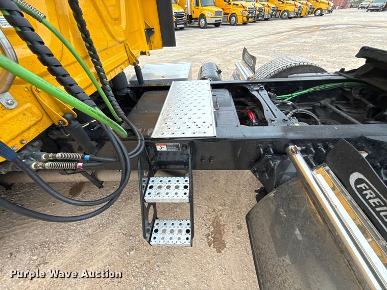 image for item HI9383 2021 Freightliner Cascadia 126 semi truck