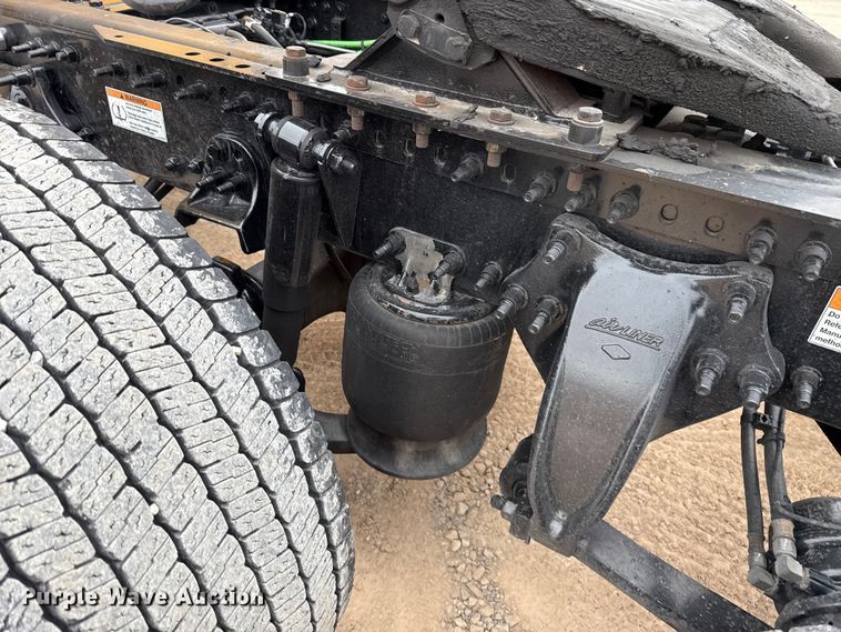 image for item HI9383 2021 Freightliner Cascadia 126 semi truck