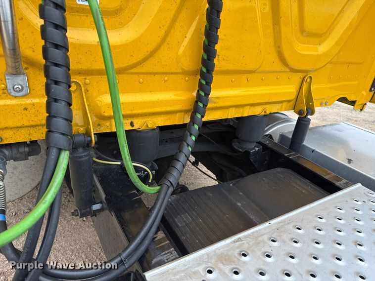 image for item HI9383 2021 Freightliner Cascadia 126 semi truck