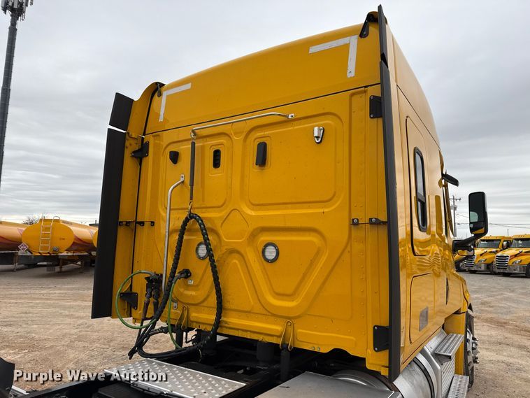 image for item HI9383 2021 Freightliner Cascadia 126 semi truck