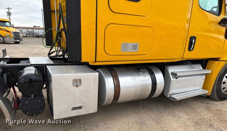 image for item HI9383 2021 Freightliner Cascadia 126 semi truck