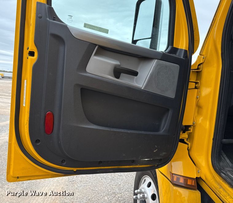 image for item HI9383 2021 Freightliner Cascadia 126 semi truck