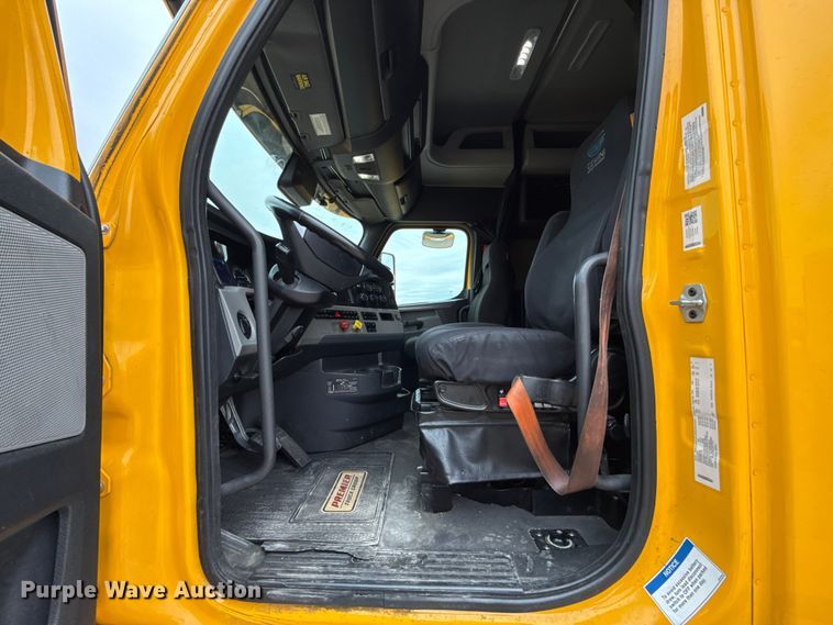 image for item HI9383 2021 Freightliner Cascadia 126 semi truck