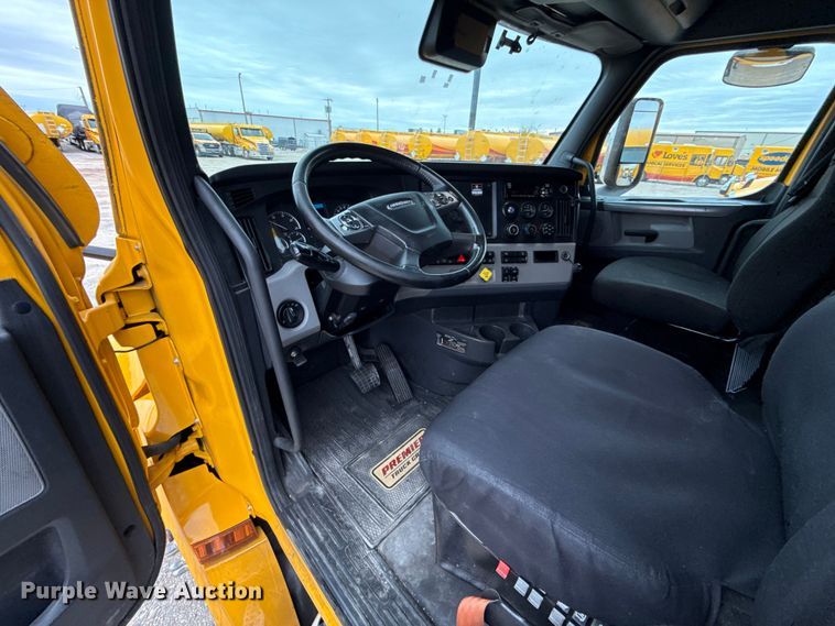 image for item HI9383 2021 Freightliner Cascadia 126 semi truck