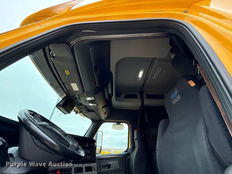 image for item HI9383 2021 Freightliner Cascadia 126 semi truck