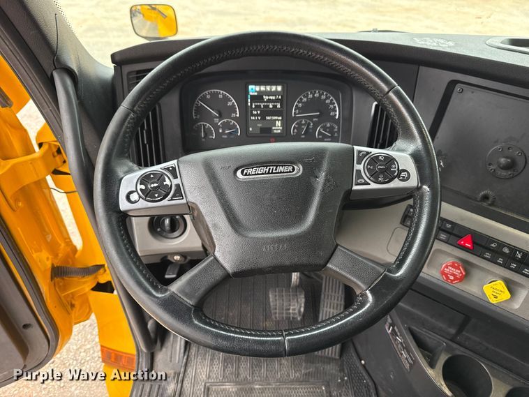 image for item HI9383 2021 Freightliner Cascadia 126 semi truck