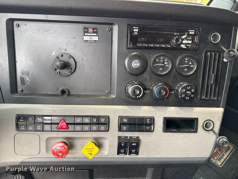 image for item HI9383 2021 Freightliner Cascadia 126 semi truck