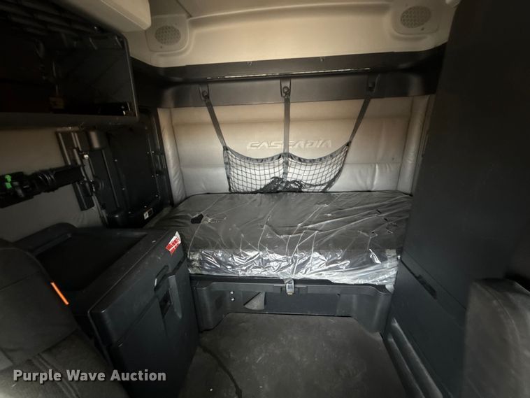 image for item HI9383 2021 Freightliner Cascadia 126 semi truck