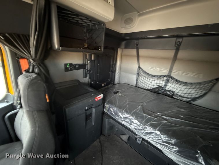 image for item HI9383 2021 Freightliner Cascadia 126 semi truck