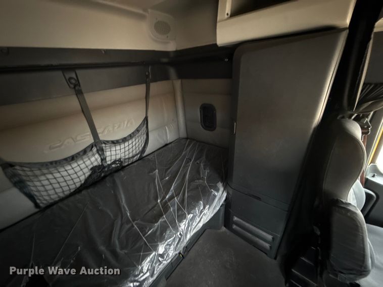 image for item HI9383 2021 Freightliner Cascadia 126 semi truck