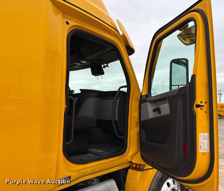 image for item HI9383 2021 Freightliner Cascadia 126 semi truck