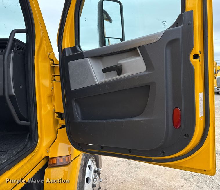 image for item HI9383 2021 Freightliner Cascadia 126 semi truck