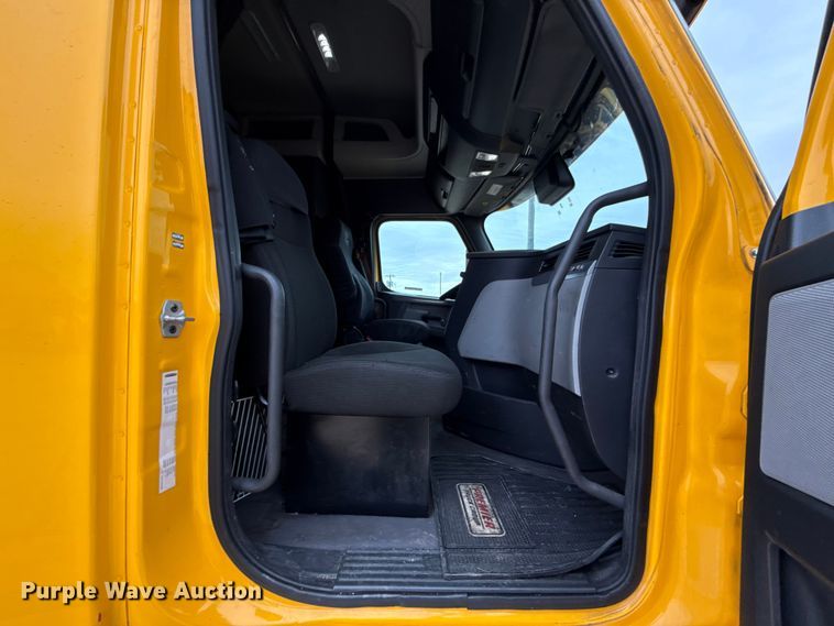 image for item HI9383 2021 Freightliner Cascadia 126 semi truck