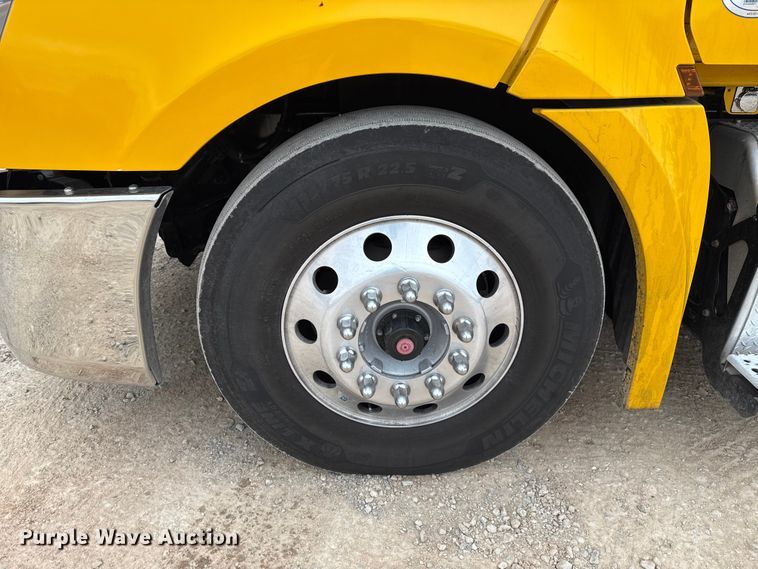 image for item HI9383 2021 Freightliner Cascadia 126 semi truck