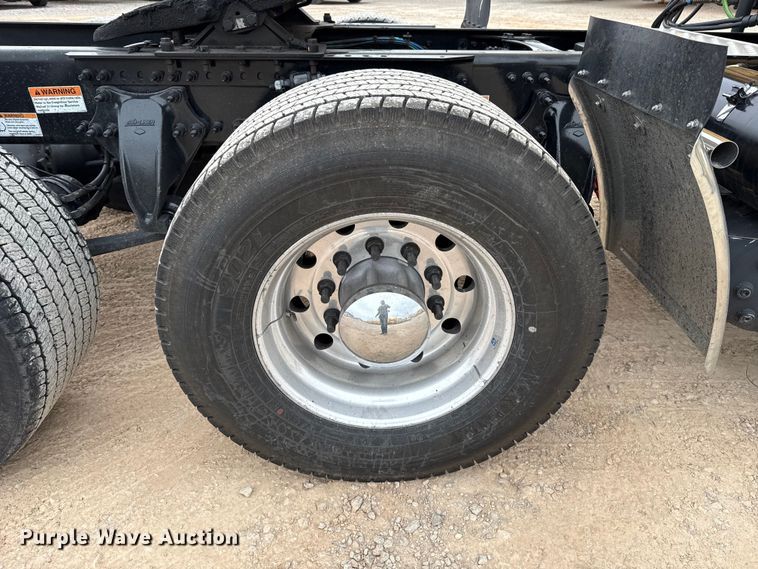 image for item HI9383 2021 Freightliner Cascadia 126 semi truck