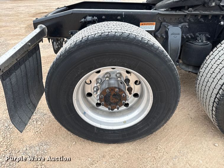 image for item HI9383 2021 Freightliner Cascadia 126 semi truck