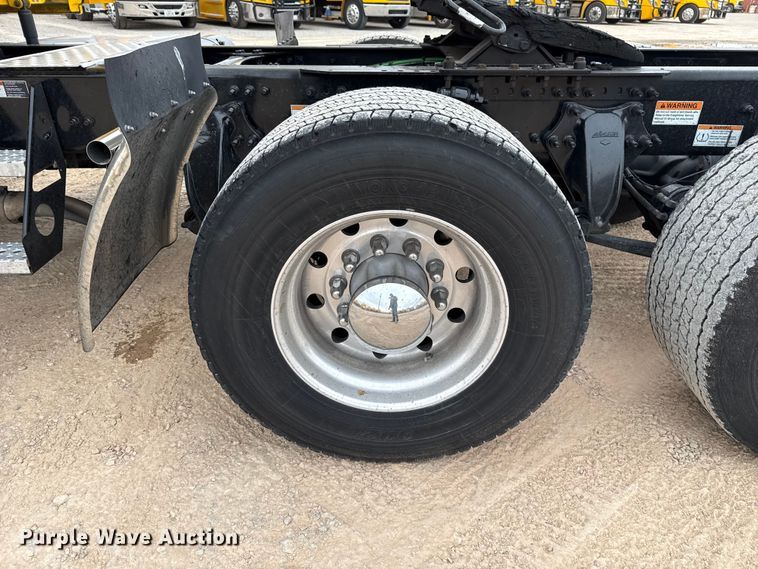 image for item HI9383 2021 Freightliner Cascadia 126 semi truck