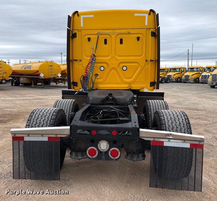 image for item HI9384 2021 Freightliner Cascadia 126 semi truck