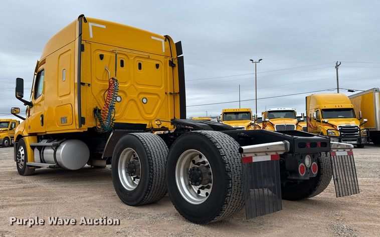 image for item HI9384 2021 Freightliner Cascadia 126 semi truck