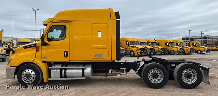 image for item HI9384 2021 Freightliner Cascadia 126 semi truck