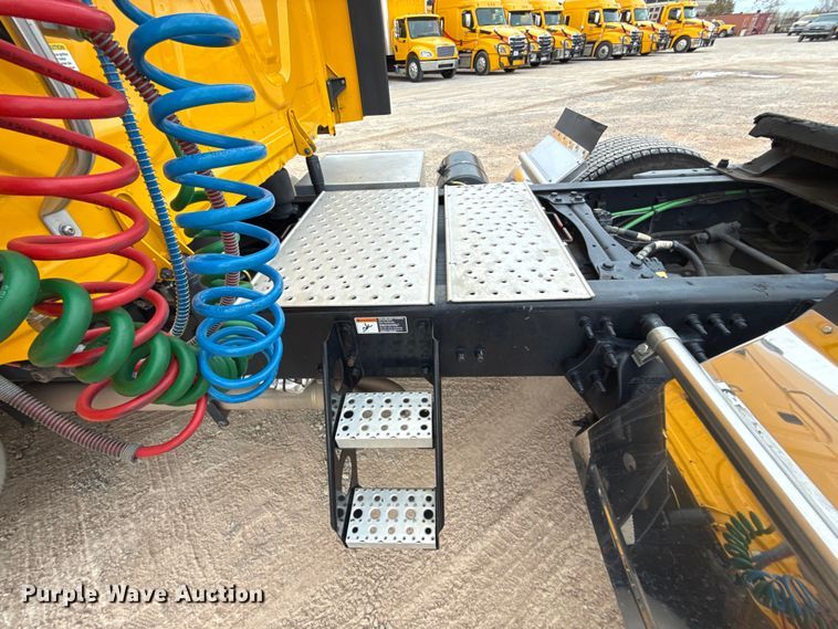 image for item HI9384 2021 Freightliner Cascadia 126 semi truck