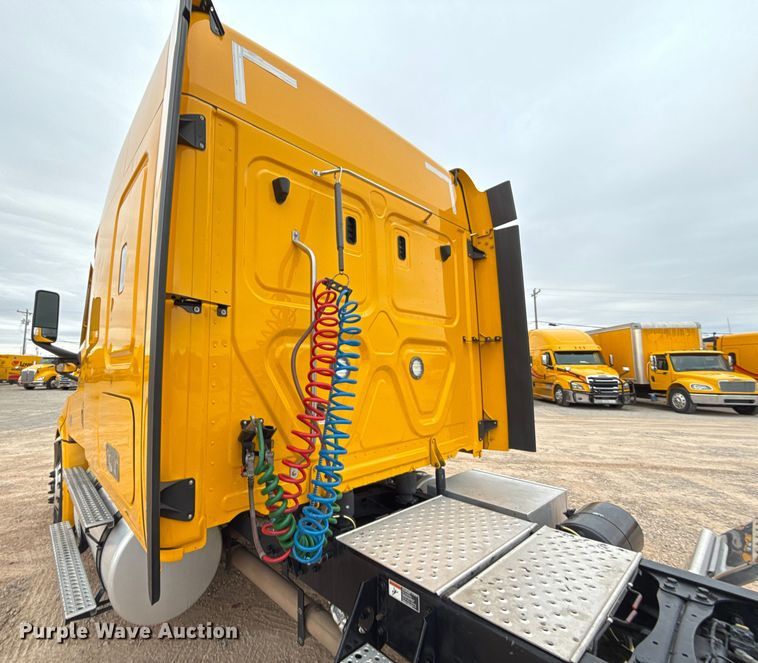 image for item HI9384 2021 Freightliner Cascadia 126 semi truck