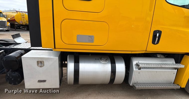 image for item HI9384 2021 Freightliner Cascadia 126 semi truck