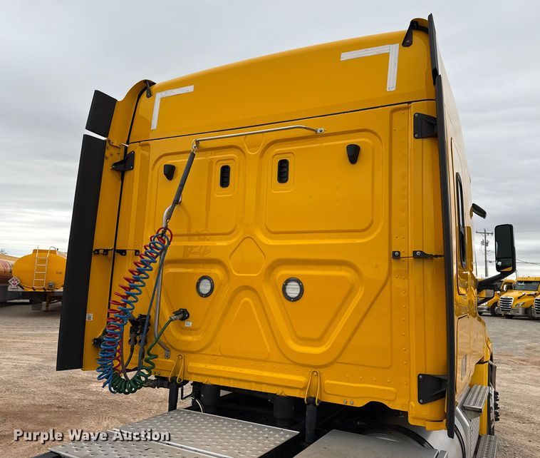 image for item HI9384 2021 Freightliner Cascadia 126 semi truck