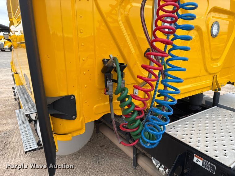 image for item HI9384 2021 Freightliner Cascadia 126 semi truck