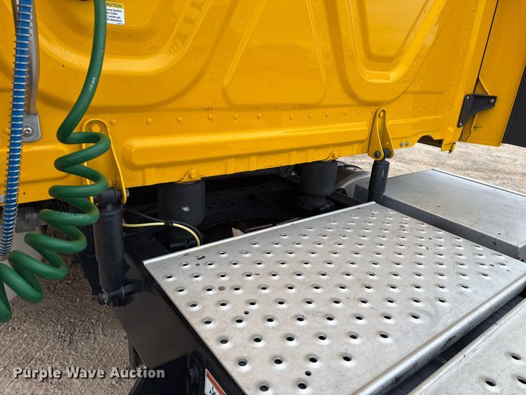 image for item HI9384 2021 Freightliner Cascadia 126 semi truck