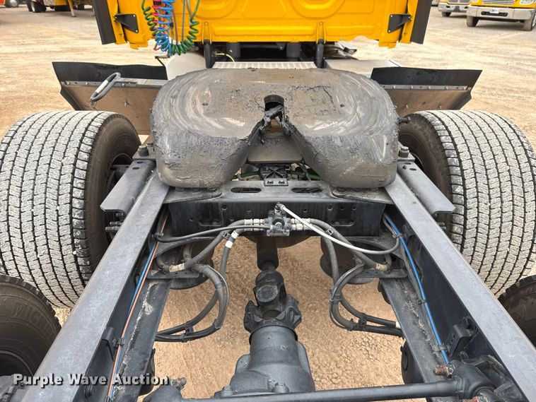 image for item HI9384 2021 Freightliner Cascadia 126 semi truck