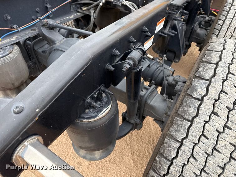 image for item HI9384 2021 Freightliner Cascadia 126 semi truck