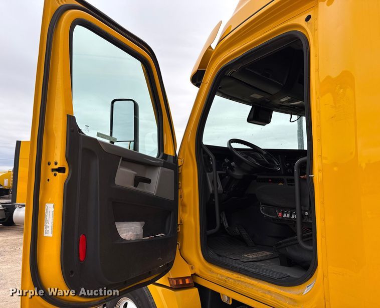 image for item HI9384 2021 Freightliner Cascadia 126 semi truck