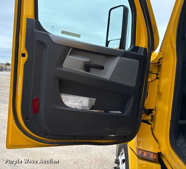 image for item HI9384 2021 Freightliner Cascadia 126 semi truck