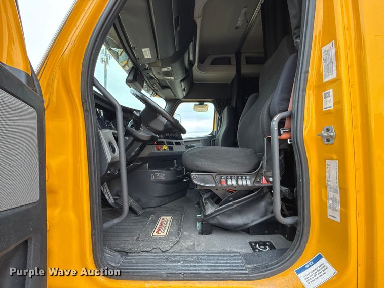 image for item HI9384 2021 Freightliner Cascadia 126 semi truck