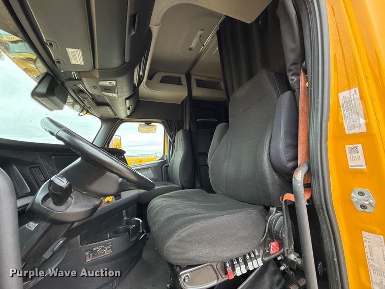 image for item HI9384 2021 Freightliner Cascadia 126 semi truck