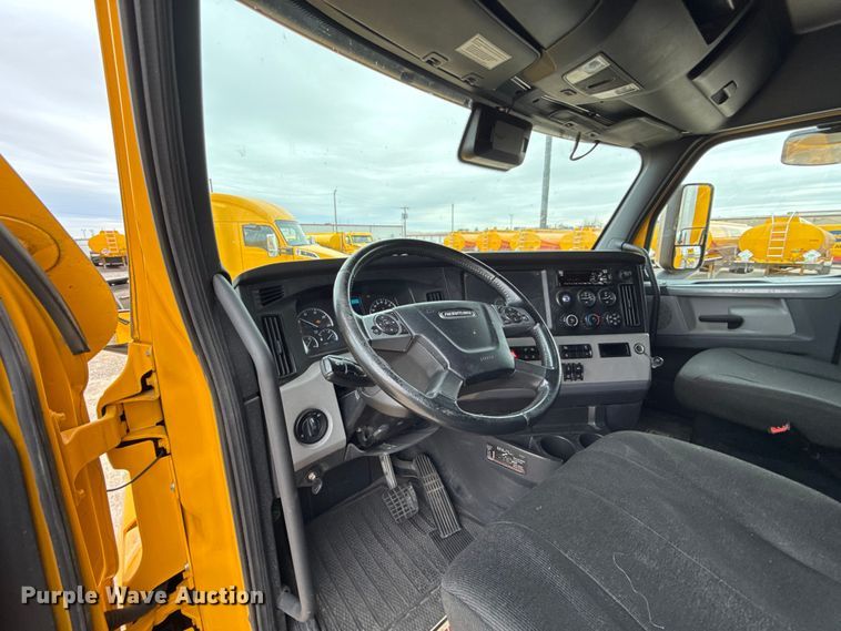 image for item HI9384 2021 Freightliner Cascadia 126 semi truck