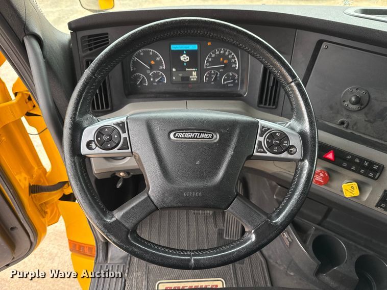 image for item HI9384 2021 Freightliner Cascadia 126 semi truck