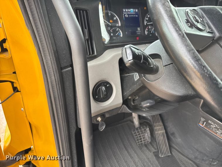 image for item HI9384 2021 Freightliner Cascadia 126 semi truck